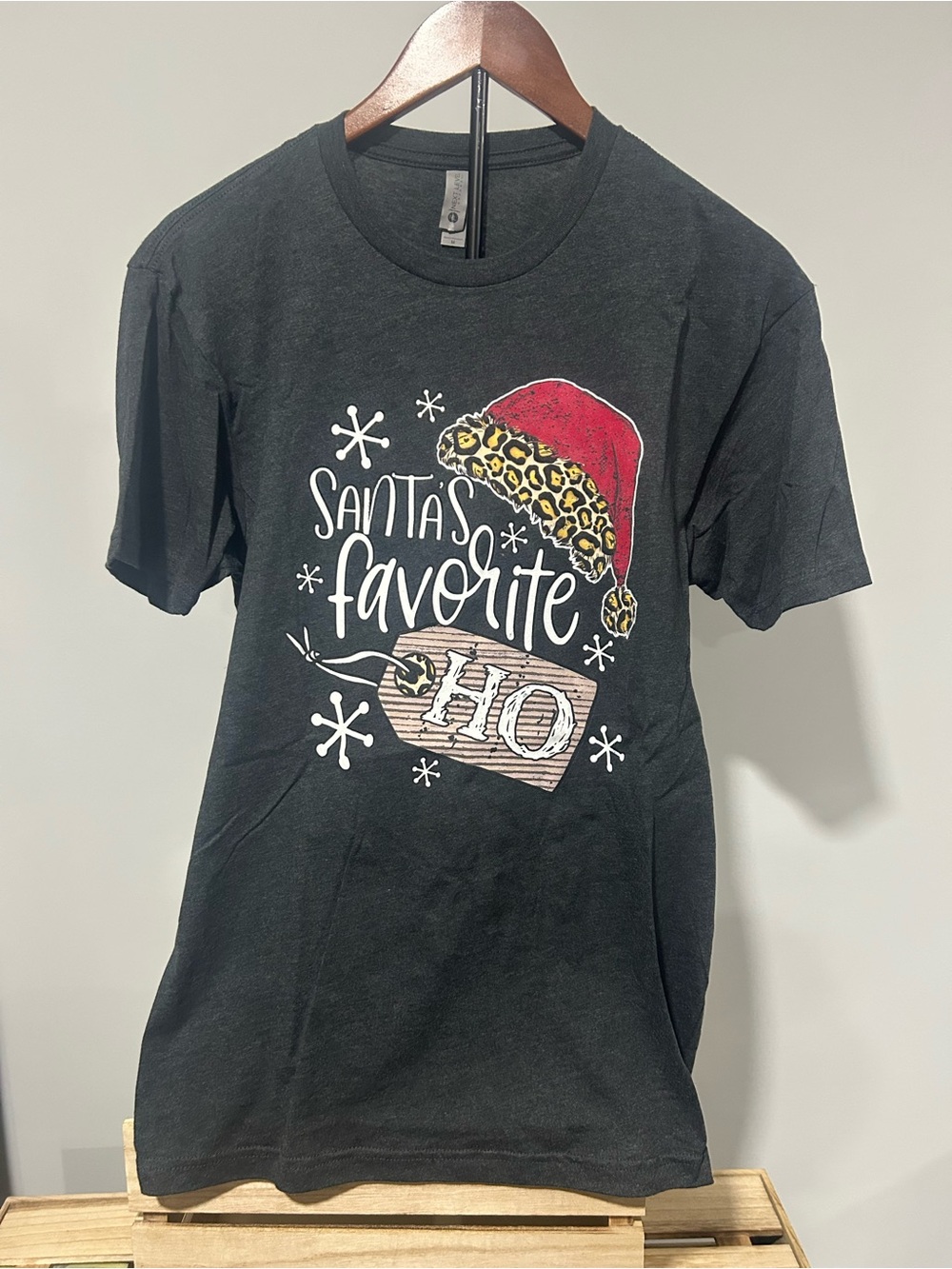 NWOT SANTA'S FAVORITE HO Leopard Holiday Charcoal Tee